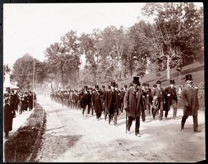 Militærparade med uniformerte menn i topphatter i Dobbs Ferry, New York, 1898 (sølvgelatintrykk)